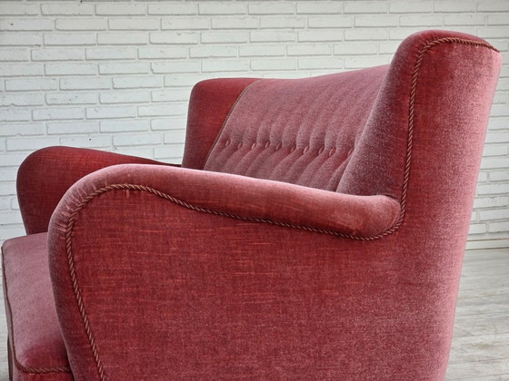 Image 1 of Sofá danés de 2 plazas de la década de 1970, tapizado en terciopelo rosa salmón y madera de roble.