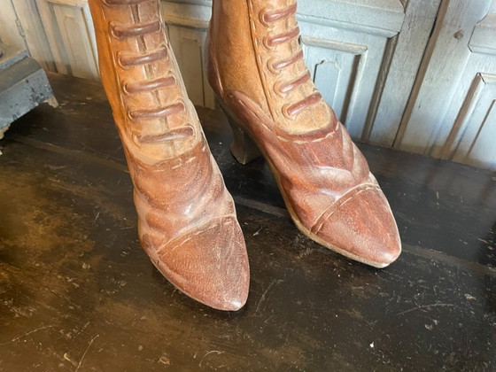 Image 1 of Botas antiguas victorianas hechas con troncos de árboles, siglo XIX