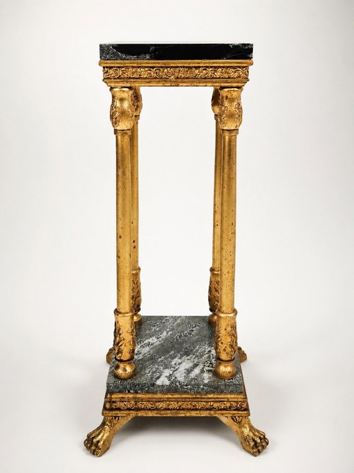 Colonne piédestal de style Empire — Plateau en pierre et pieds sculptés en forme de pattes, XXe siècle