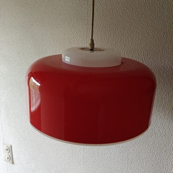 Image 1 of Lampada a sospensione vintage italiana in vetro opalino rosso – design futuristico, anni '70