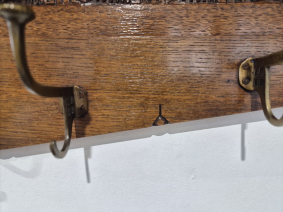 Image 1 of Perchero de pared Art Déco de roble con adornos de ardillas.