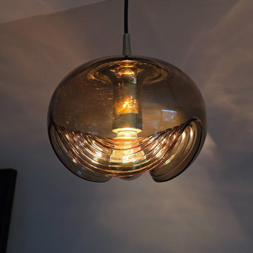Vintage Space Age hanglamp – Peill & Putzler “Wave” / “Futura” – 1970s Duitsland – Rookglas en Metaal – Ø 26 cm. Goud.