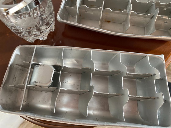 Vintage Mid-Century Barware Ice Set (1950's/1960's) – 2 Aluminum Ice Trays & 2 Glass Ice Buckets (photo 9 of 11)