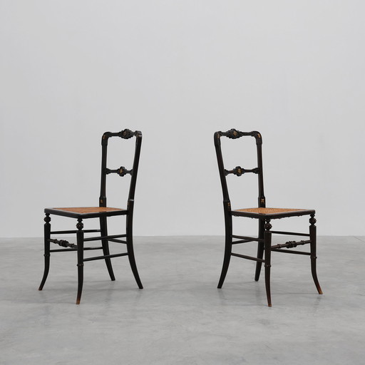 Paire de chaises d'appoint anglaises victoriennes laquées noir et dorées, vers 1850