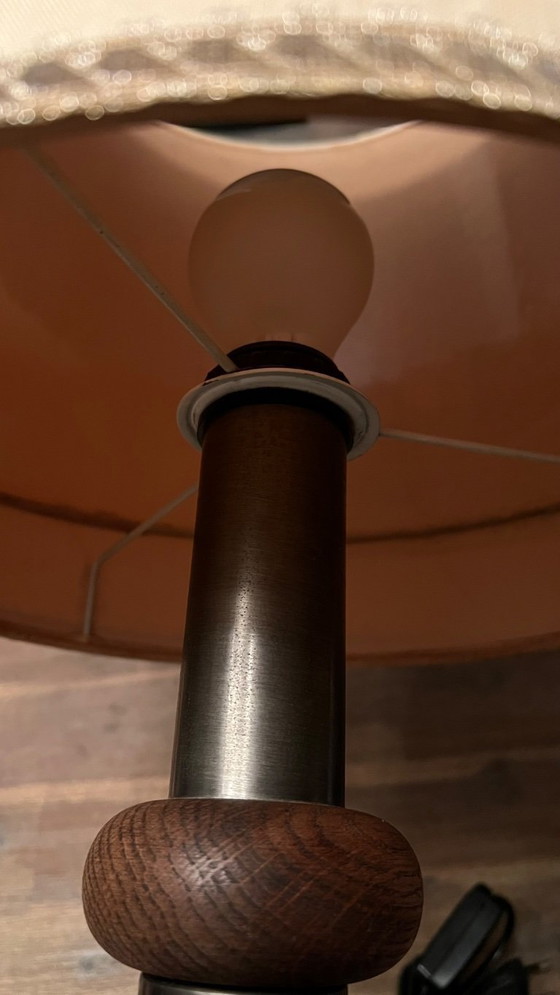 Image 1 of Beautiful vintage table lamp with a motif. Made of wood and metal. Height: 59 cm. Lampshade diameter: 30 cm.