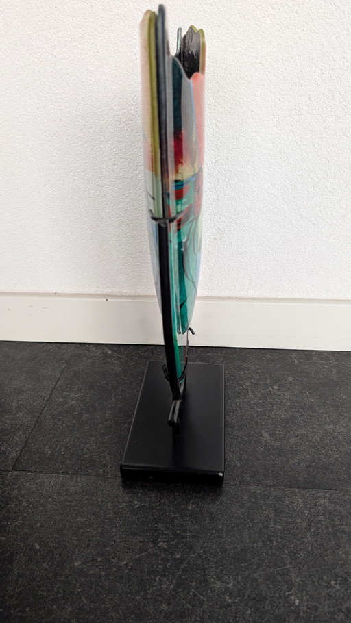Oggetto artistico in vetro dal design accattivante con base in metallo – fatto a mano