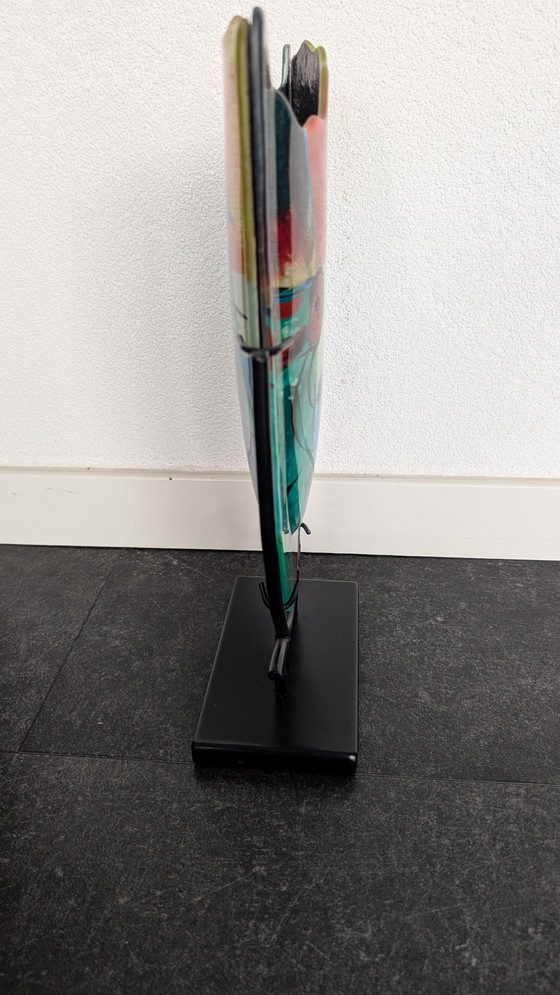 Image 1 of Oggetto artistico in vetro dal design accattivante con base in metallo – fatto a mano