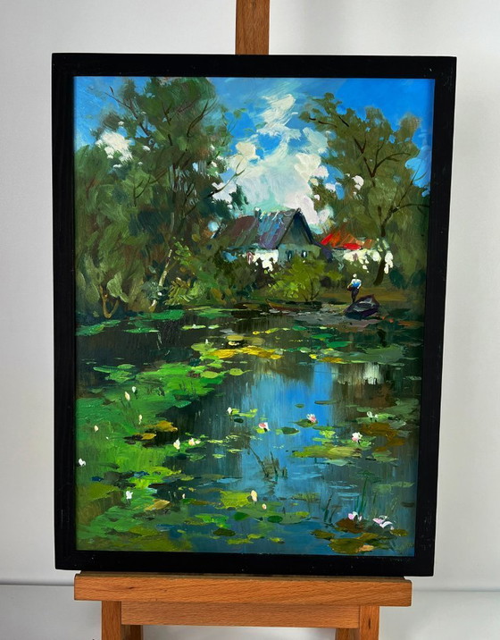 Image 1 of Peinture à l'huile originale représentant un paysage naturel, une campagne, un village et un lac derrière les arbres.