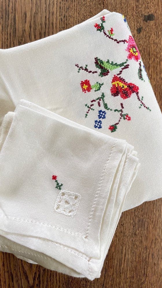 Image 1 of Rectangular embroidered tablecloth + 12 vintage napkins