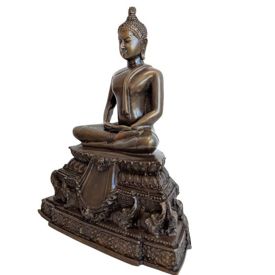 Boeddha in meditatie op olifantenvoetstuk – kavel 143 – Beeldhouwkunst (photo 8 of 10)
