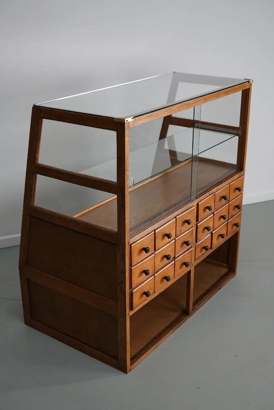 Image 1 of Antieke Spaanse fourniturenkast / winkeltoonbank in beuken- en eikenhout, jaren 1950