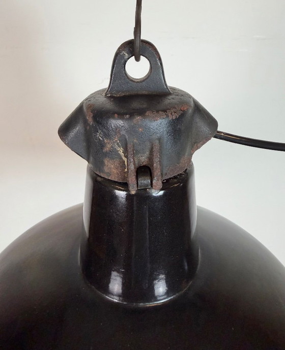 Image 1 of Industriële zwarte geëmailleerde fabriekslamp met gietijzeren bovenkant, jaren 50