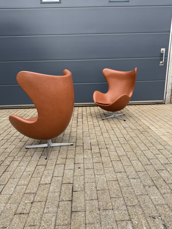 Image 1 of 2 poltrone Egg Chair di Fritz Hansen degli anni '60 in pelle color cognac, in condizioni perfette!