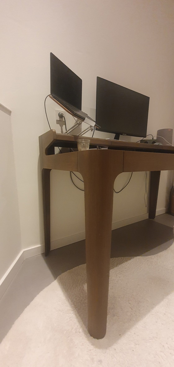 Image 1 of Der Schreibtisch Zeke wurde von Simon Pengelly entworfen.