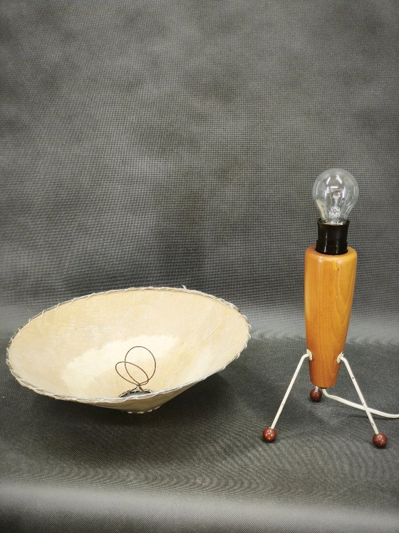 Lampe de table trépied en bois style « ère spatiale » des années 1960 avec abat-jour d'origine, – Wood (photo 8 of 10)