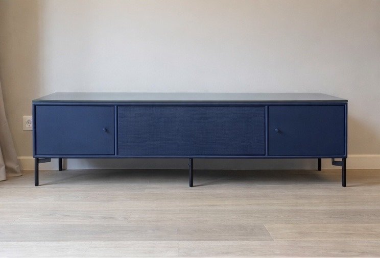Montana OCTAVE V TV bench – Juniper blue – glass top | €1,800
