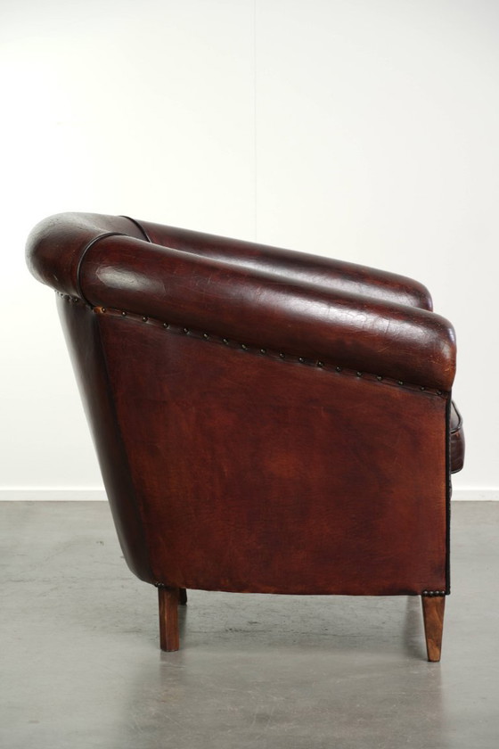 Stoere vintage schapenleren clubfauteuil met mooie kleuren en een luxe afwerking met siernagels en zwarte (photo 3 of 12)