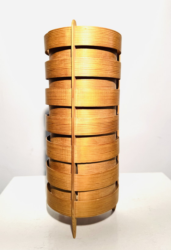 Image 1 of LÁMPARA CILÍNDRICA DE MADERA DE PINO A LA MANERA DE HANS-AGNE JAKOBSSON, SUECIA, HACIA 1960