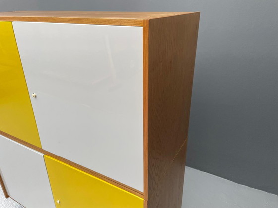 Image 1 of Armoire U-450 en placage de chêne, variante jaune et blanche, Jiří Jiroutek pour Interiér Praha, années 1960