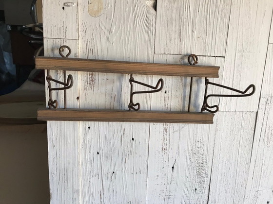 Estante antiguo de madera y hierro – Revisteros (photo 3 of 7)