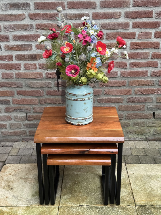 Industrielles Beistelltisch-Set – massives Akazienholz & schweres Stahlgestell | Niederlande | 1980er Jahre (photo 10 of 14)