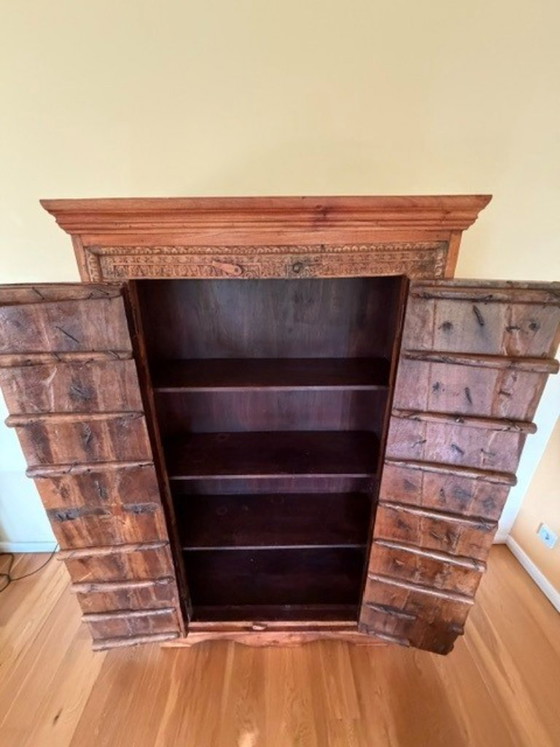 Indian cabinet with historic teak front door from Rajasthan – Storage cabinet, Wood (photo 5 of 7)