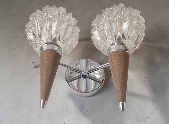 Image 1 of Applique doppia in stile scandinavo - Vetro scolpito e legno di teak - Anni '60