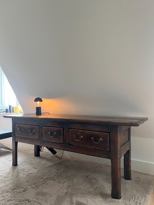 Englische antike Kommode mit 3 Schubladen aus dem 18. Jahrhundert (1750)