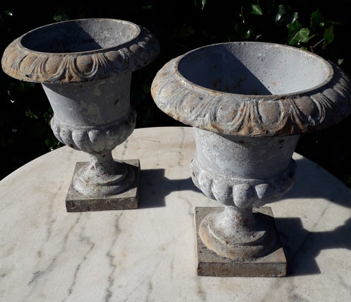 2 Gietijzeren brocante tuinvazen 25 cm hoog