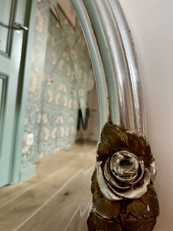 Image 1 of Ovale barokspiegel met zilverkleurige lijst/gouden bloemen
