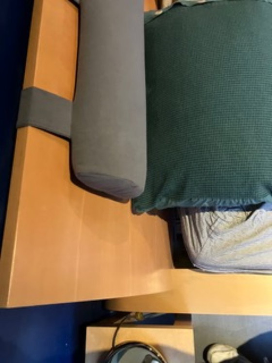 Cama de matrimonio de madera con almohadas cilíndricas grises, Camas de matrimonio, Textil, Beige, Modern (foto 5 de 5)