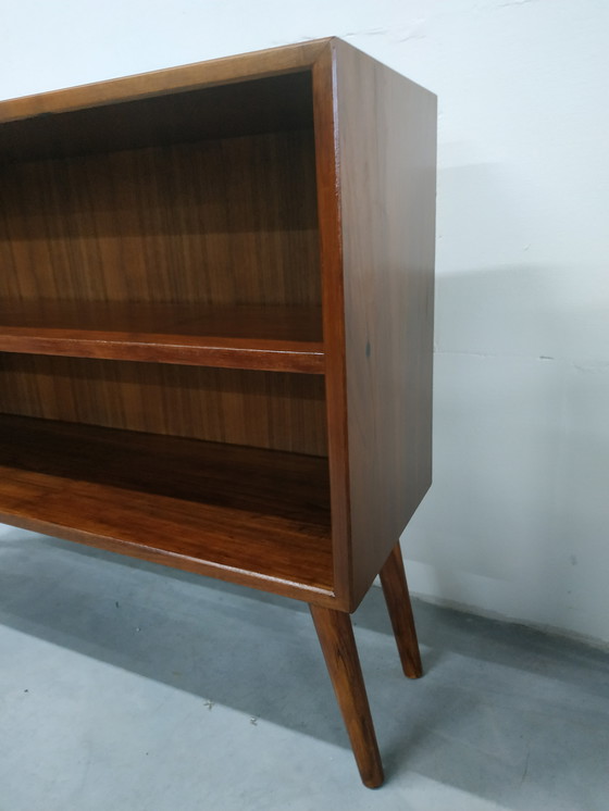 Image 1 of Mueble bajo de pared/librería sueca de los años 60 (estante central regulable)