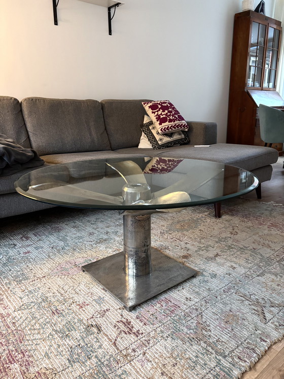 Image 1 of Sculpturale salontafel met glazen blad en metalen propellervoet