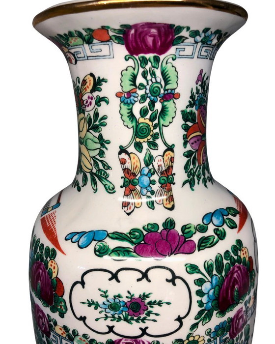 Image 1 of Jarrón de porcelana de estilo chino antiguo con decoración floral y de pájaros.