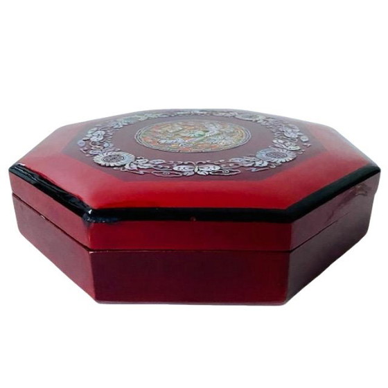 Image 1 of Vintage mid-century rode Chinese lakdoos ingelegd parelmoer bloemenpatroon vakverdeling 1950's