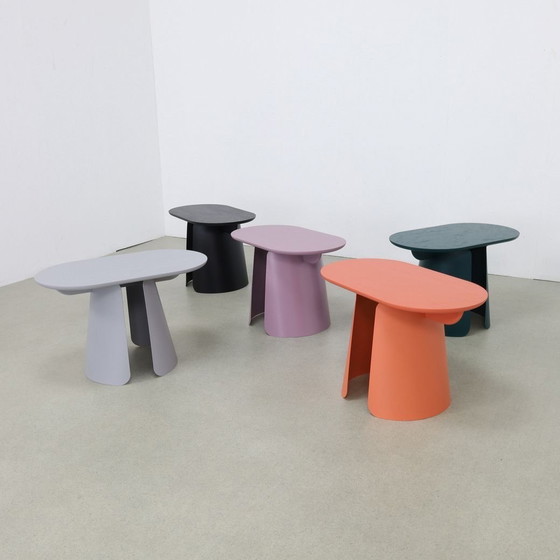 Image 1 of Tavolino laterale Totem Pill nero di Design by Puik