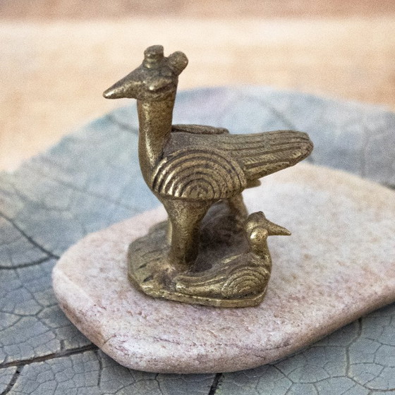 Image 1 of Peso per bilancia antico in ottone, serpentario africano con pulcini