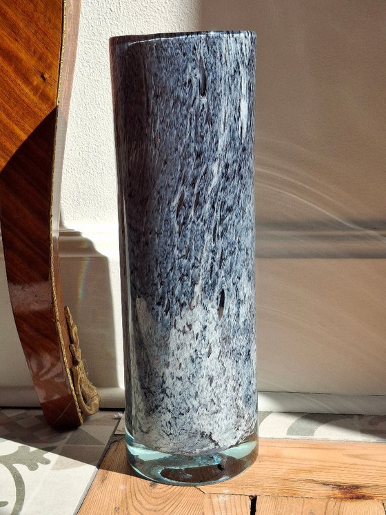 Image 1 of Grote rolvaas van geblazen glas met gespikkelde grijs/paarse camaieu-decoratie