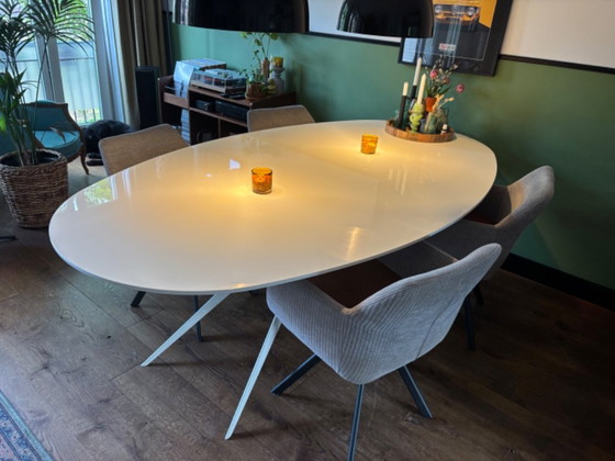 Design Dining table Nouvel, white oval top 240 x 130 and base – Goossens, Mdf, Metal (photo 3 of 5)