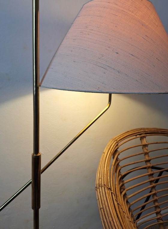 Messing vloerlamp uit het midden van de 20e eeuw, 360 graden draaibaar en in hoogte verstelbaar. (photo 9 of 20)