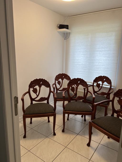 6 von Gaudi inspirierte Stühle, dekorativ.