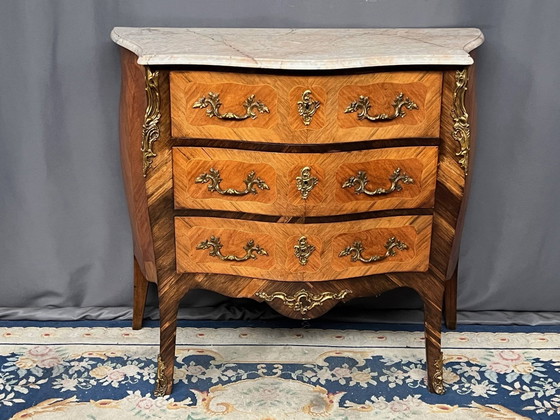 Commode in Lodewijk XV-stijl met palissanderfineer, verguld bronzen beslag en marmeren blad. – Ladekasten (photo 6 of 6)