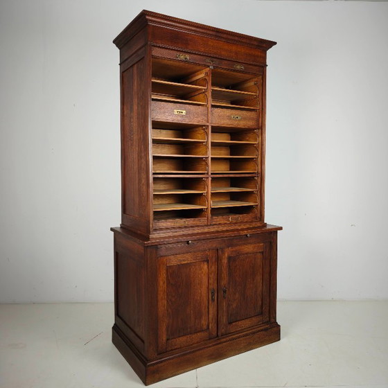 Notarschrank/Archivschrank mit Rolldeckel aus holländischer Eiche aus den 1930er Jahren – Aktenschränke (photo 10 of 12)