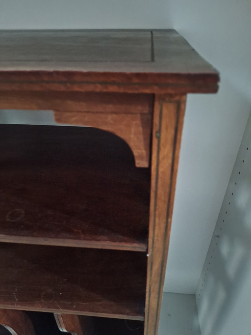 Mueble musical fabricado en caoba.