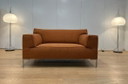 NOUVEAU design rembourré sur le canapé deux places Bloq en stock + GARANTIE