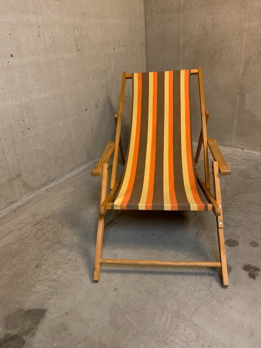 Vintage vrolijke strandstoel met voetbankje