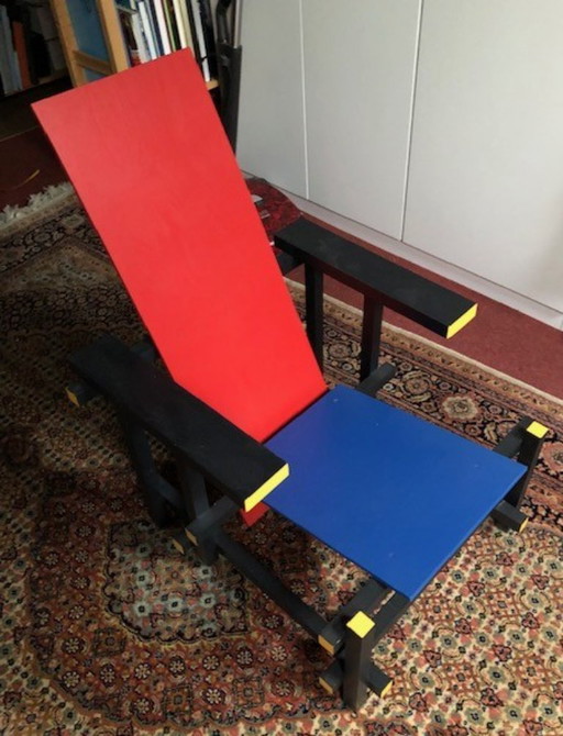 Replik von Rietveld Stuhl, Rot und Blau, sehr genau nachgebildet.