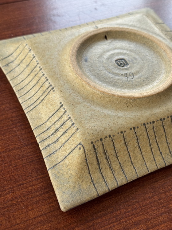 Image 1 of Handgemaakt vintage studio-keramiek bord jaren 70 – grafisch - wandbord