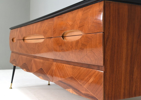 Image 1 of Credenza italiana attribuita a Vittorio Dassi in noce, vetro e ottone - anni '50