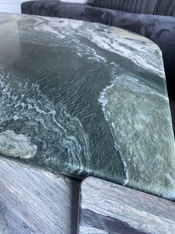 Image 1 of Table basse en marbre, modèle « goutte d’eau », designer Roche Bobois
